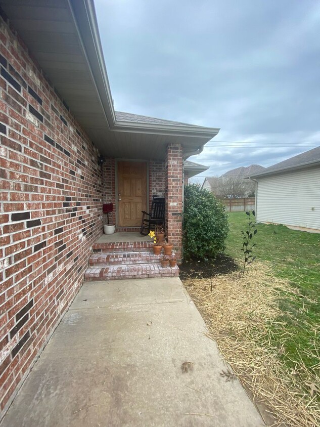 Foto principal - JUST Remodeled Ozark Duplex with walk-Out ...