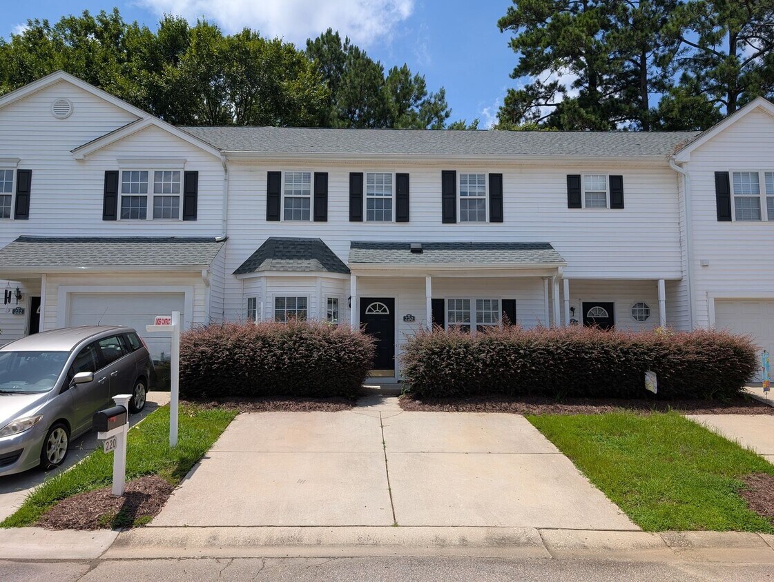 Foto principal - Move-In Ready Townhome with Downstairs Pri...