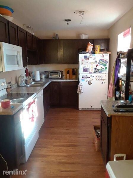 Building Photo - 3 br, 1.5 bath Townhome - 819 Elm Ave.