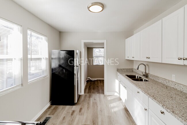 Building Photo - 2716 20th Ave N