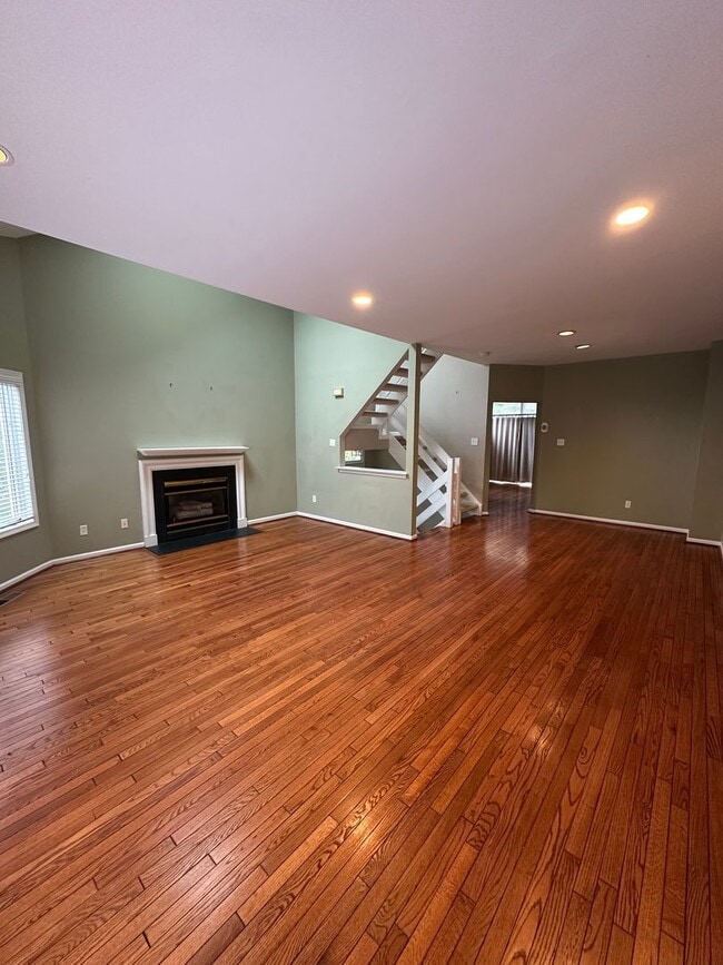 Building Photo - Beautiful 3BR/2.5BA Townhome