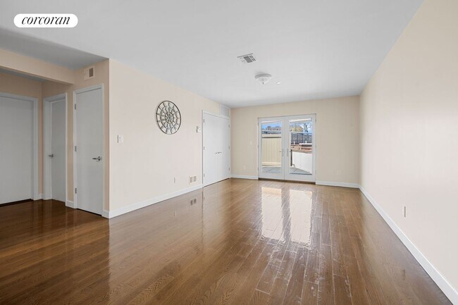 Foto del edificio - 39-30 62nd St