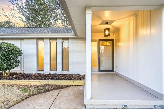 Building Photo - 2008 Burlingame Dr SE