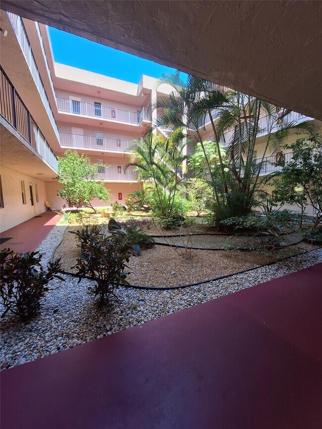 Foto del edificio - 2821 Somerset Dr