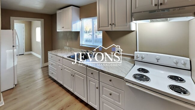 Building Photo - 812 S 10th Ave