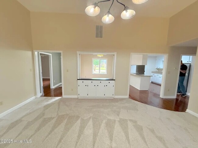 Foto del edificio - 107 E Baywood Ln