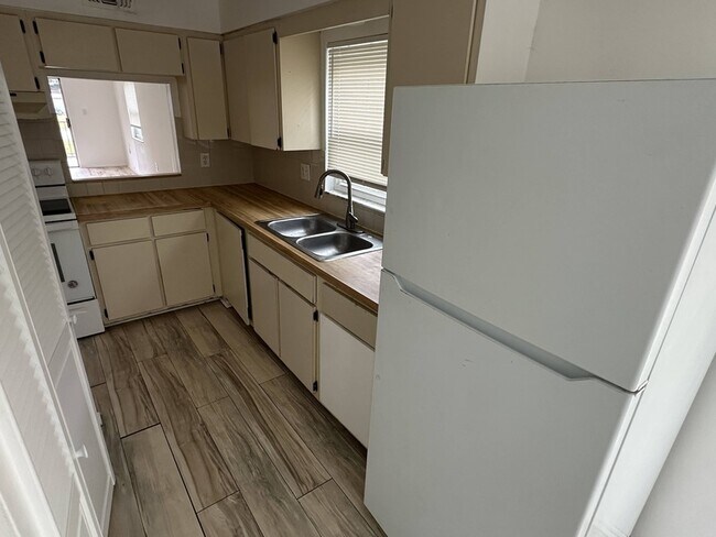 Foto del edificio - 6509 Dumont Ave