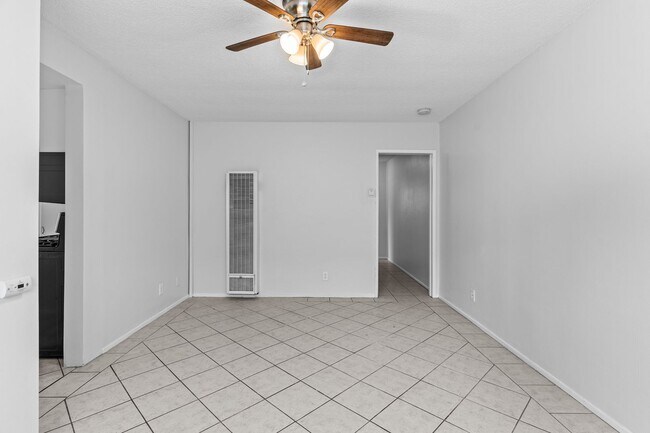 Building Photo - 1512 E Florida St