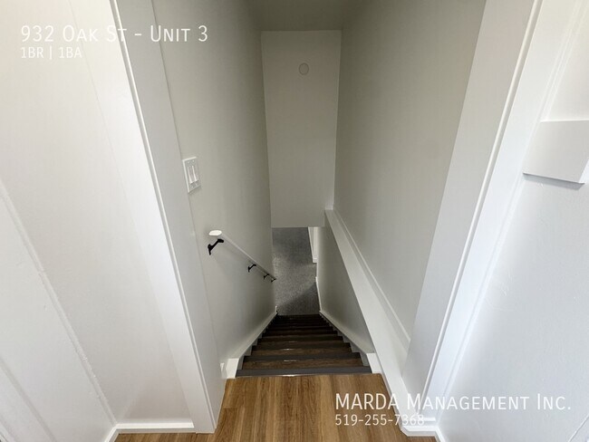 Photo du bâtiment - STUNNING BRAND NEW RENO 2 BED/ 1 BATH LOWER- WEST END + HYDRO & WATER