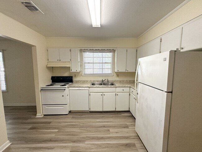 Building Photo - 2 bedroom 1 bath duplex available for rent...