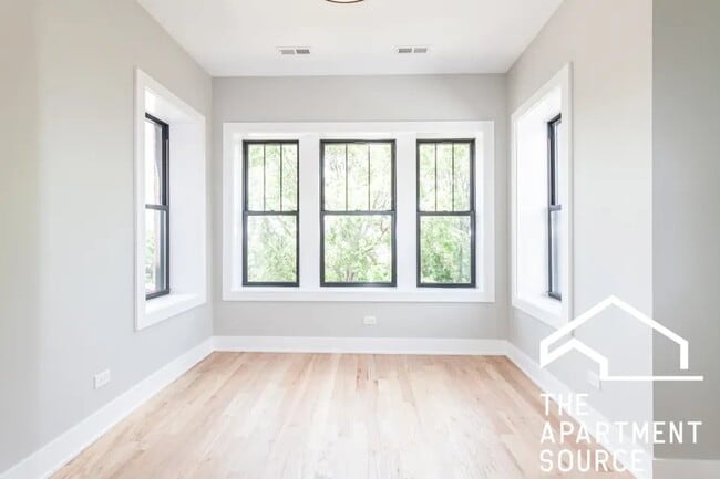 Photo - 2455 W Logan Blvd (Chicago, IL) Apartment