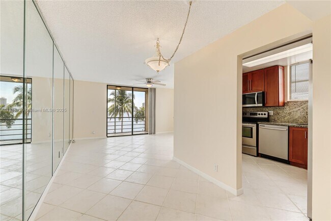 Building Photo - 2821 N Miami Beach Blvd
