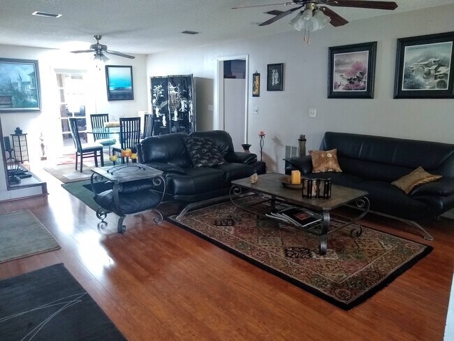 Salas de estar y comedores - 2620 Moody Ave