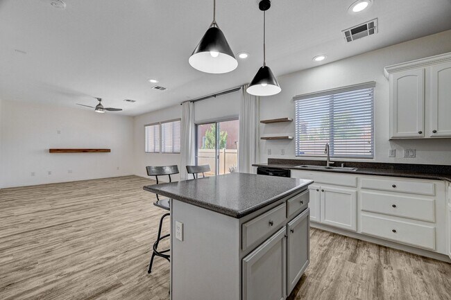 Foto del edificio - Beautiful 3 Bedroom + Loft - SOLAR INCLUDED!