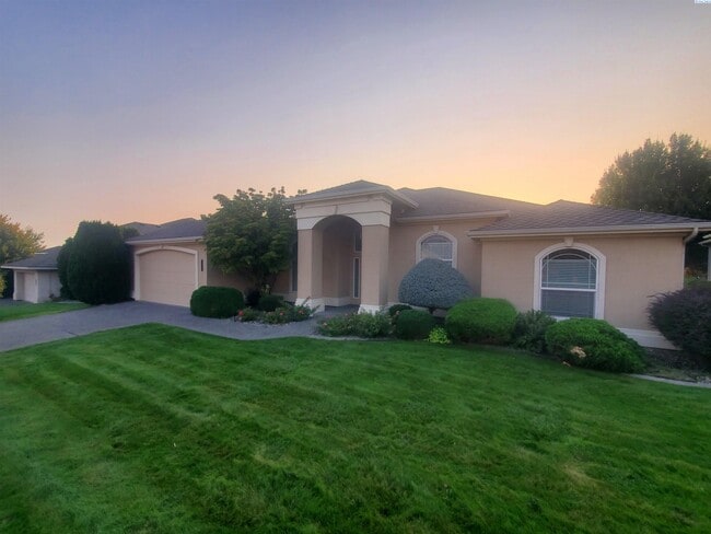 Building Photo - Golf Course Frontage