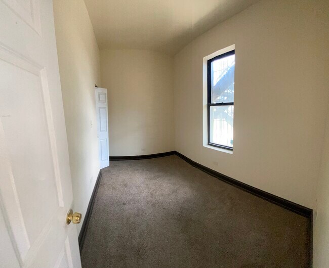 Building Photo - 817 W 59th St