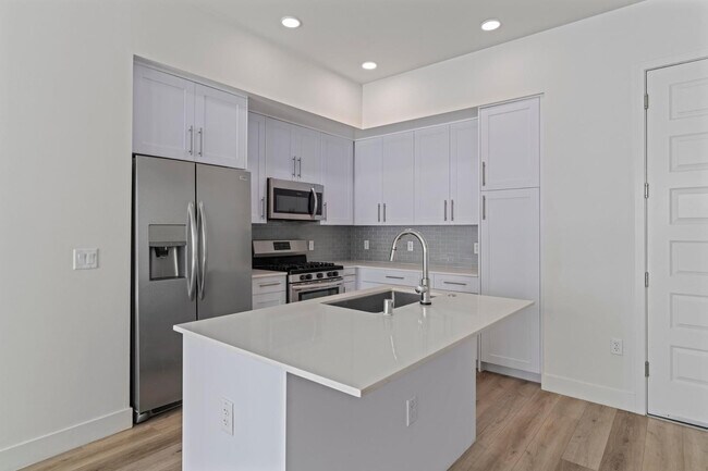 Building Photo - 7300 E Earll Dr