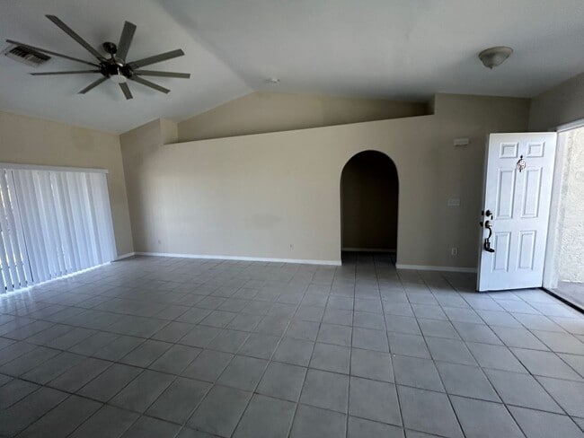 Foto del edificio - Freshly painted interior 2/2  spacious home on fresh water canal