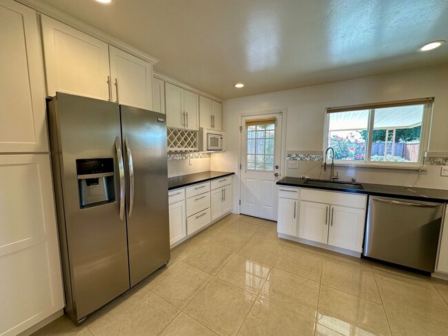 Building Photo - Lovely 3 BEDROOM 2 BATH!!