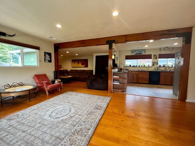 Building Photo - 3 bedroom, 1 bathroom home next to Sequoia...