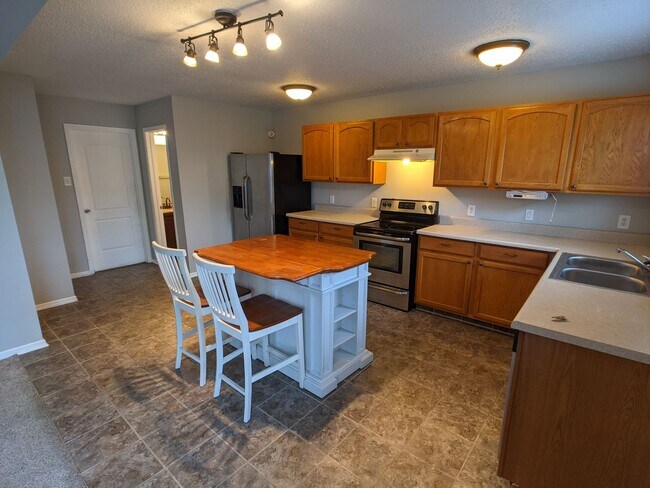 Foto del edificio - Spacious 3 bed 3 bath home in Indy!