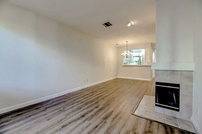 Building Photo - 2 br, 2.5 bath House - 2585 PARK BLVD #Z208