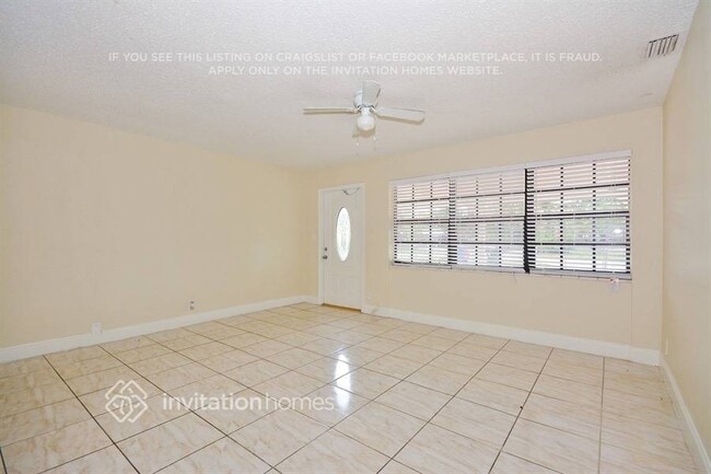 Foto del edificio - 3792 SW 19th St