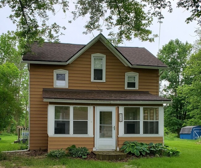 Building Photo - 3 BEDROOM, TWO STORY HOUSE IN DOWNTOWN HOW...