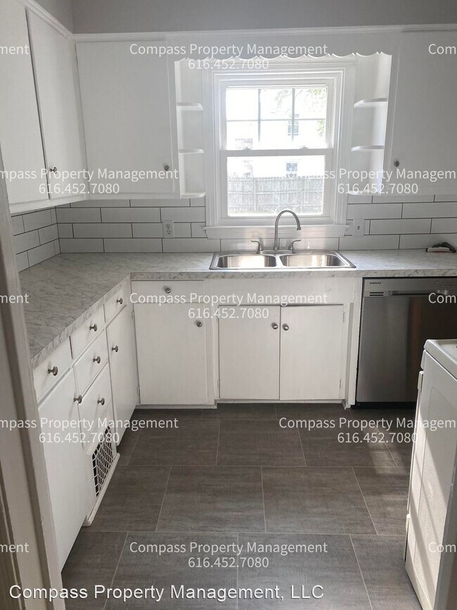 Building Photo - 3 br, 1 bath House - 2236 Foster Ave NE