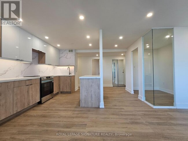 Building Photo - 720 Spadina Ave.