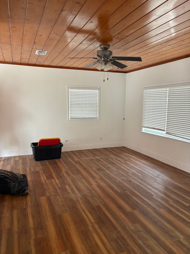 Building Photo - 626 SW Rustic Cir