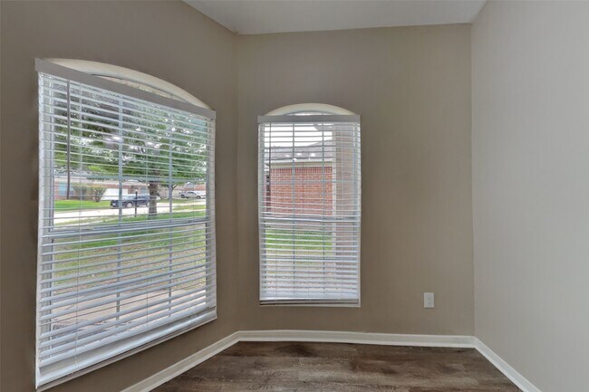 Foto del edificio - 15323 Fir Woods Ln