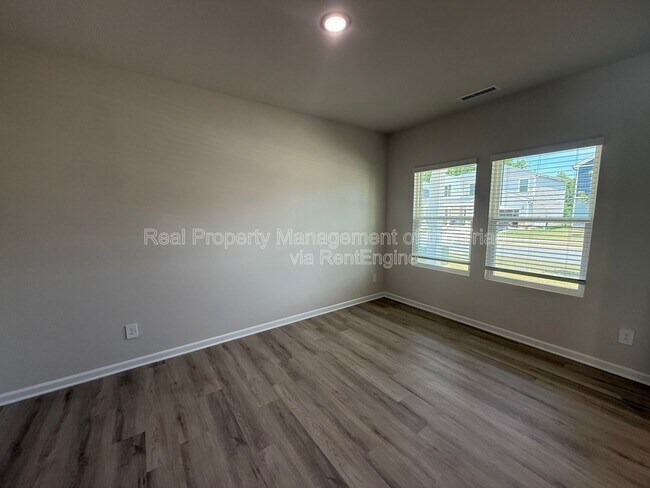 Foto del edificio - 2215 Cherry Creek Rd
