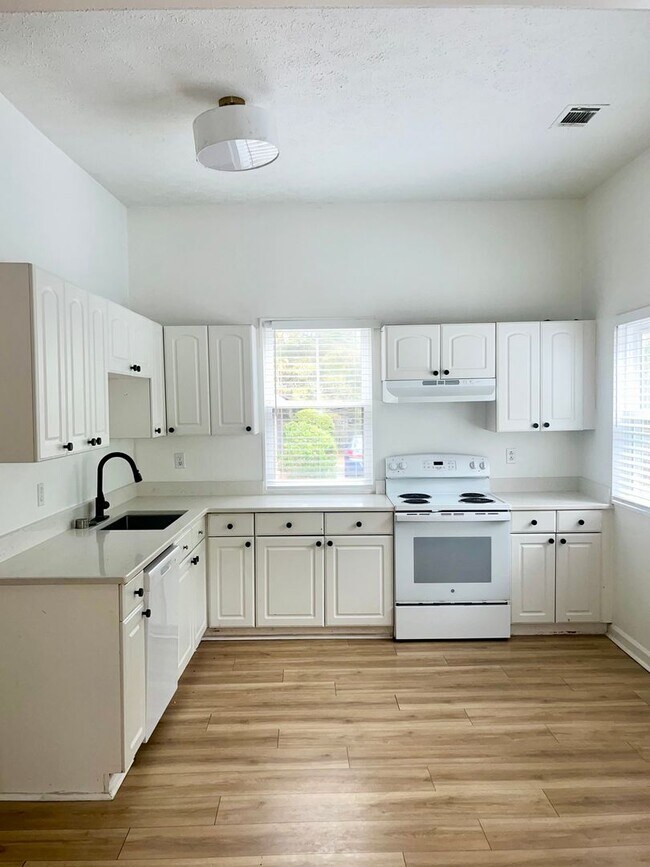 Building Photo - Two Bed, Two Bath Home on Wilmington Island