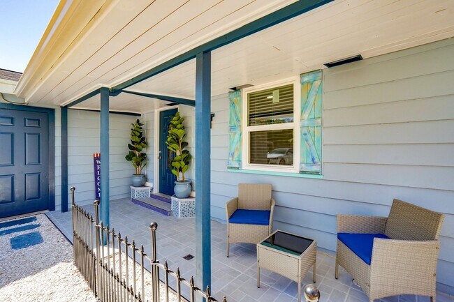 Foto del edificio - Fully Furnished 2BR/2BA Sarasota Home – Move-In Ready with Entertainment Room Near Siesta Key!