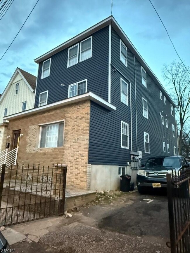 Building Photo - 56 Cummings St