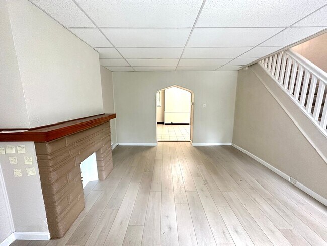 Foto del edificio - Adorable 2 Bed, 1.5 Bath Home in Beechview - Convenient Location, First Floor Laundry - Available...