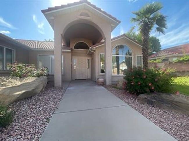 Building Photo - Bloomington Beauty-Landscaping INCLUDED!