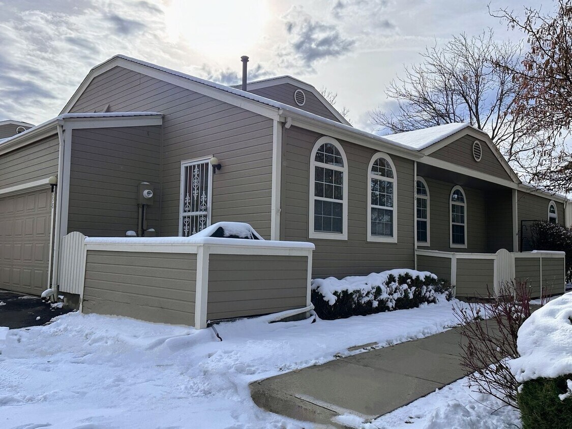 Foto principal - 2 Bedroom Townhome in Denver