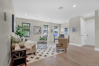 Building Photo - 610 Jericho Tpke