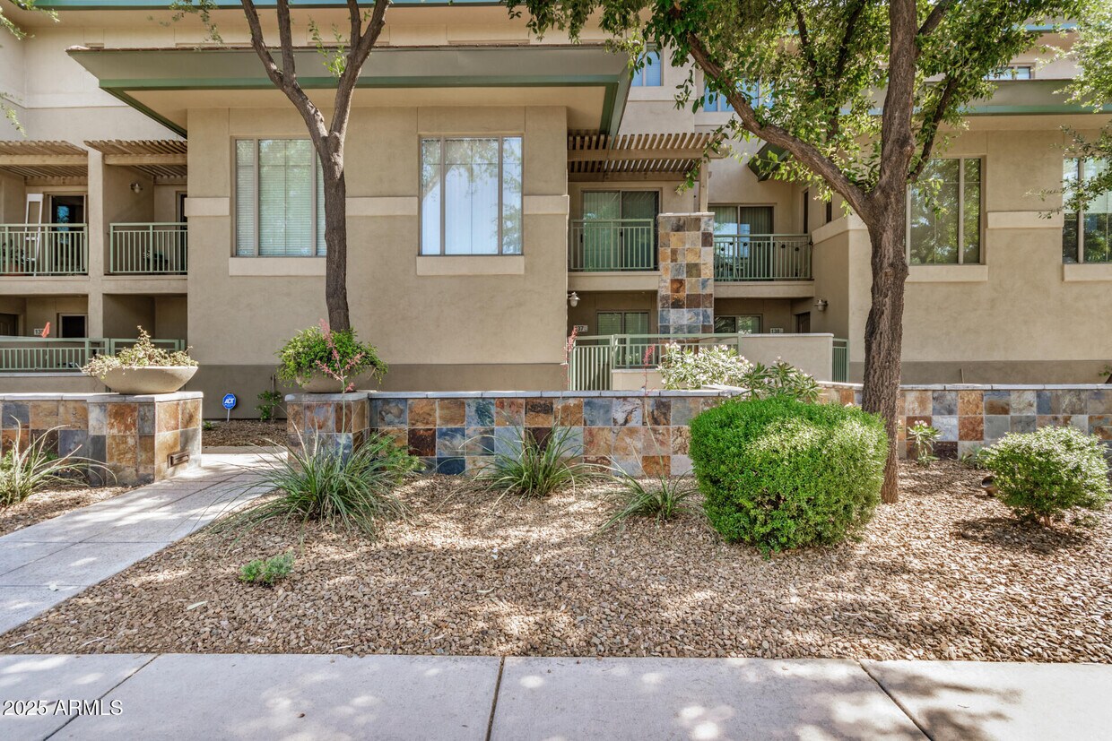 Foto principal - 815 E Rose Ln