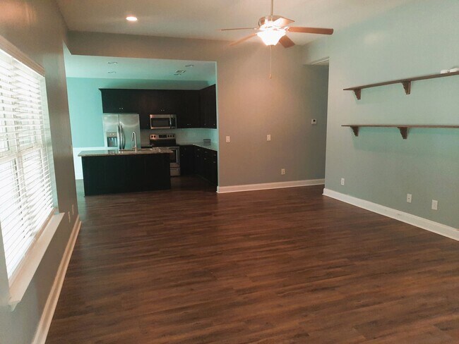 Building Photo - 4 Bedroom, 2 Bath Ranch Style Home