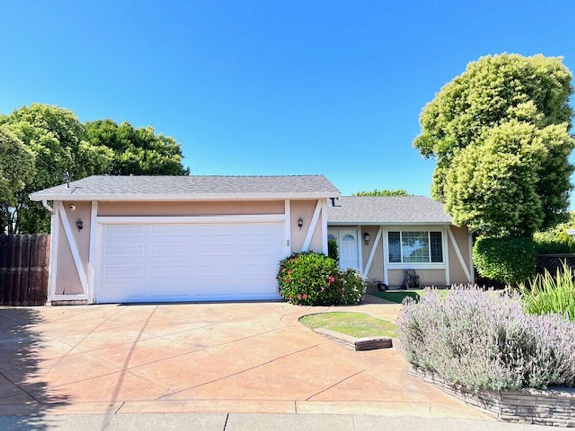 Foto principal - Updated and Move-In Ready 3BD/2BA, Single-...