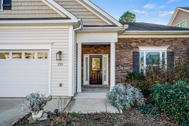 Foto del edificio - Don't miss this RARE opportunity! Spectacular 4 bed 3 bath RANCH style home Coming Soon!