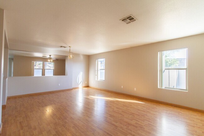 Foto del edificio - 8566 E Desert Ln