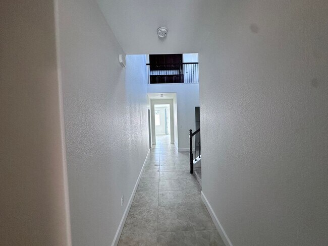 Building Photo - 10735 Ridgebrook Dr