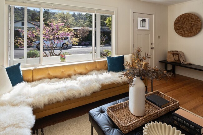Foto del edificio - Bret Harte Gem Offering Comfort, Style & Convenience!  EV Charging!  Decks!  FOUNDATION