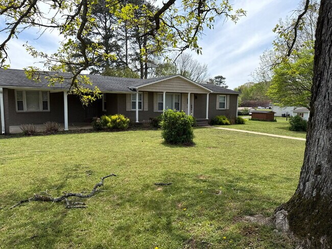 Foto del edificio - Section 8 Welcome!!! "Charming 4-Bedroom Home with Hardwood Floors on Ready Section Road!"