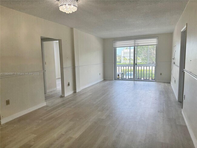 Foto del edificio - 6701 NW 169th St