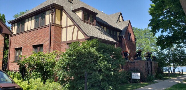 Building Photo - 804 Drake St